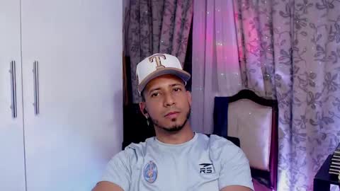 Snapshot of thommerxxx chatting on March 3, 5:02 am Thom online show from March 3, 5:02 am