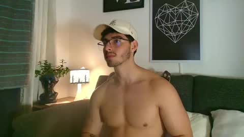 Snapshot of thomylov chatting on February 17, 5:04 am thomylov online show from February 17, 5:04 am