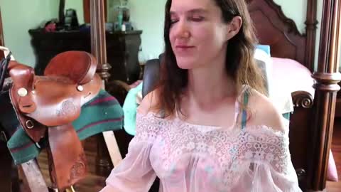 Snapshot of thornbury_rose chatting on April 26, 3:53 pm ThornburyRose online show from April 26, 3:53 pm