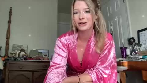 Holly Hills online show from July 8, 10:36 pm