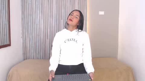 Snapshot of tiana_glow chatting on December 3, 9:23 pm tihana online show from December 3, 9:23 pm