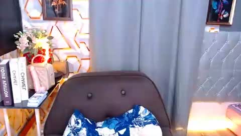tiarrafoxs online show from May 30, 12:13 pm