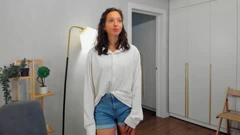 Snapshot of tifanykontos chatting on November 5, 9:04 pm Emily online show from November 5, 9:04 pm