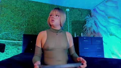 Snapshot of tiffanyy_deluxe chatting on February 27, 3:34 pm tiffanyy_deluxe online show from February 27, 3:34 pm