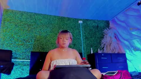 Snapshot of tiffanyy_deluxe chatting on February 28, 1:45 pm tiffanyy_deluxe online show from February 28, 1:45 pm