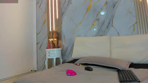 T I F F A N Y online show from March 20, 8:03 pm