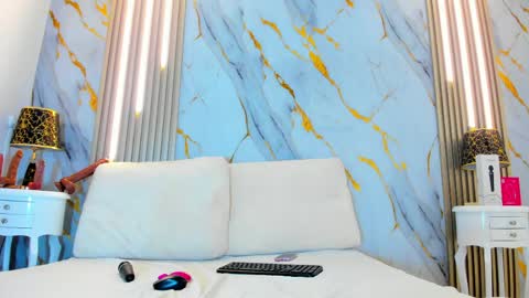 T I F F A N Y online show from April 4, 9:01 pm