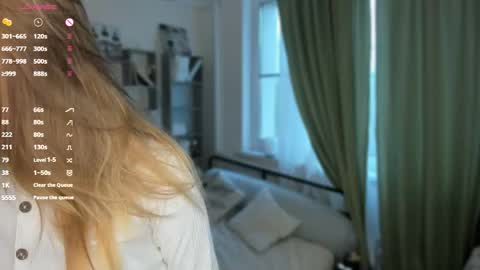Snapshot of tilliecristello chatting on May 8, 9:14 am Elizabeth Elize online show from May 8, 9:14 am