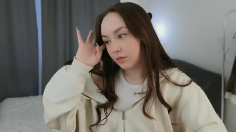 Mia online show from March 28, 1:33 pm