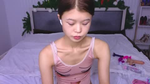 tina__kim online show from January 8, 10:59 am