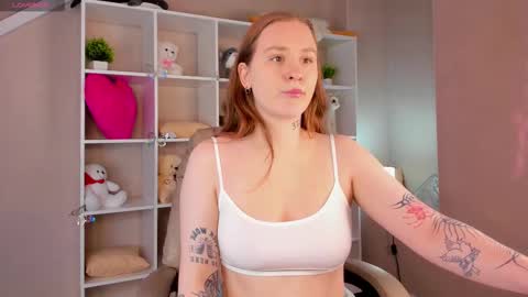 Snapshot of tina_hicks chatting on February 19, 9:16 am Stella online show from February 19, 9:16 am