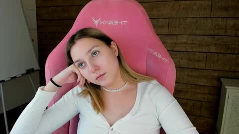 Snapshot of tinaburton chatting on June 8, 1:28 am TinaBurton online show from June 8, 1:28 am