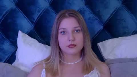 Snapshot of tinaburton chatting on June 19, 5:17 pm TinaBurton online show from June 19, 5:17 pm