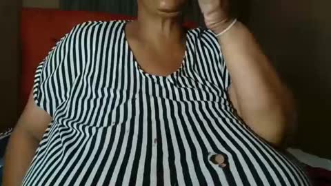 Snapshot of tinagiant chatting on April 19, 5:34 pm tinagiant online show from April 19, 5:34 pm