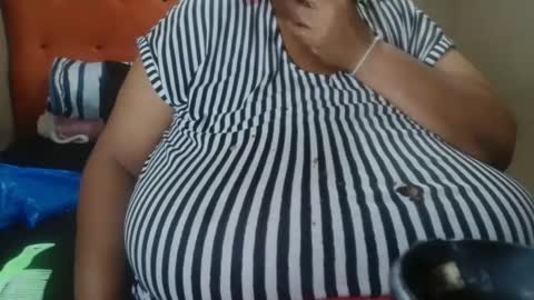 Snapshot of tinagiant chatting on May 6, 10:53 am tinagiant online show from May 6, 10:53 am