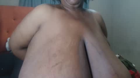 Snapshot of tinagiant chatting on May 7, 4:01 pm tinagiant online show from May 7, 4:01 pm
