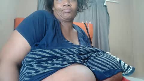 Snapshot of tinagiant chatting on May 13, 10:34 am tinagiant online show from May 13, 10:34 am