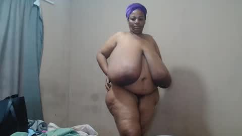 Snapshot of tinagiant chatting on May 20, 9:59 am tinagiant online show from May 20, 9:59 am