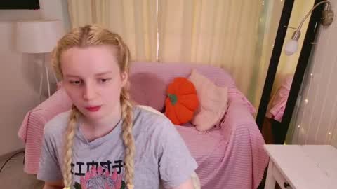 tinasiner online show from May 29, 11:08 am
