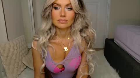 tinkerbell822 online show from April 19, 7:07 am