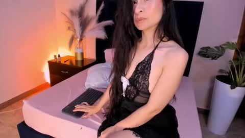 Snapshot of tinnamoon chatting on March 11, 1:44 am Tina Moon online show from March 11, 1:44 am
