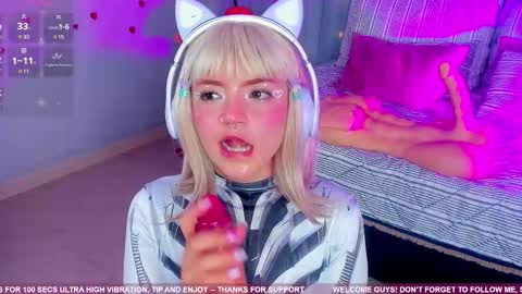 Snapshot of tiny__emmy chatting on February 17, 6:48 pm Emmy blue berry1 online show from February 17, 6:48 pm