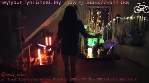 Snapshot of tiny_williams chatting on October 28, 9:50 pm Tiny online show from October 28, 9:50 pm