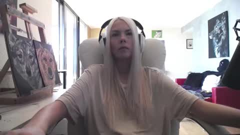 stage Kylie Sinner  brand CLITBAIT online show from October 2, 5:09 pm