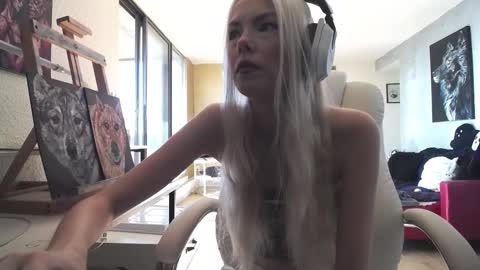 stage Kylie Sinner  brand CLITBAIT online show from October 6, 6:16 pm