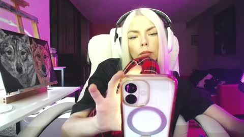 stage Kylie Sinner  brand CLITBAIT online show from October 19, 10:21 pm