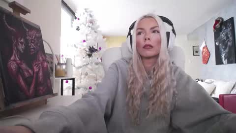 stage Kylie Sinner  brand CLITBAIT online show from December 14, 6:01 pm