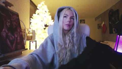 stage Kylie Sinner  brand CLITBAIT online show from December 15, 6:06 am