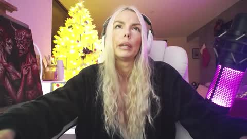 stage Kylie Sinner  brand CLITBAIT online show from December 16, 9:14 am