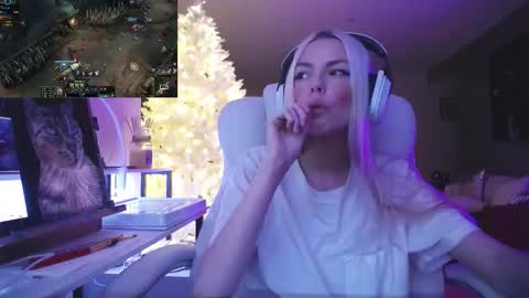 stage Kylie Sinner  brand CLITBAIT online show from January 14, 11:31 pm