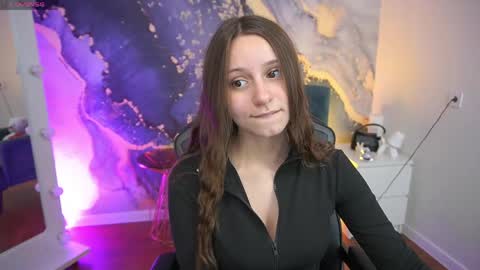 tinynataliee online show from April 18, 2:43 pm