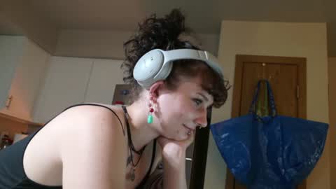 Snapshot of tinytittiesss chatting on June 19, 2:05 am tinytitties online show from June 19, 2:05 am