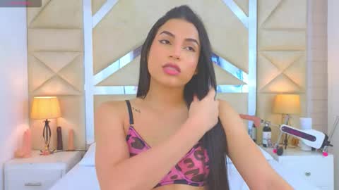 Snapshot of tiphani_walker_ chatting on January 8, 12:02 am Tiphani Walker online show from January 8, 12:02 am