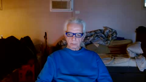 Snapshot of tom112292014 chatting on February 12, 12:33 pm tom112292014 online show from February 12, 12:33 pm