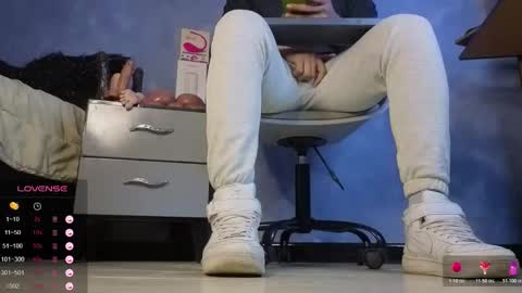 Tom online show from February 25, 12:26 pm