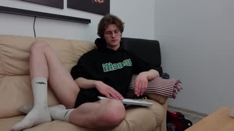 Snapshot of tom_chance chatting on December 18, 10:57 pm tom online show from December 18, 10:57 pm