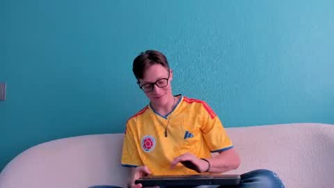 Snapshot of tom_kinky_ chatting on June 23, 2:26 pm Tom online show from June 23, 2:26 pm