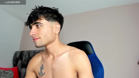 Snapshot of tom_walton chatting on January 23, 9:18 pm tom online show from January 23, 9:18 pm