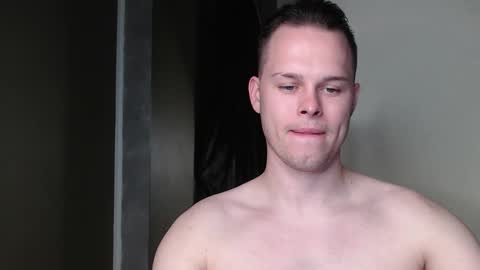 Snapshot of tom_y_ chatting on October 29, 5:36 pm Tom online show from October 29, 5:36 pm