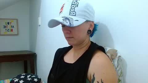 Snapshot of tomboyblue chatting on March 27, 11:26 pm Blue online show from March 27, 11:26 pm