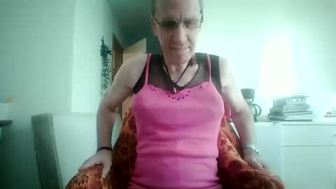 Snapshot of tomislav321 chatting on April 8, 4:29 pm tomislav321 online show from April 8, 4:29 pm
