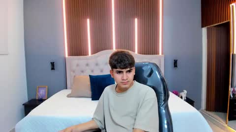 Snapshot of tommy18__ chatting on October 31, 5:08 am Tommy online show from October 31, 5:08 am