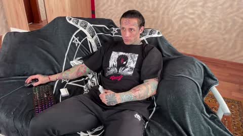 Snapshot of tommy__gun_ chatting on February 1, 9:43 am Tommy and Katana online show from February 1, 9:43 am