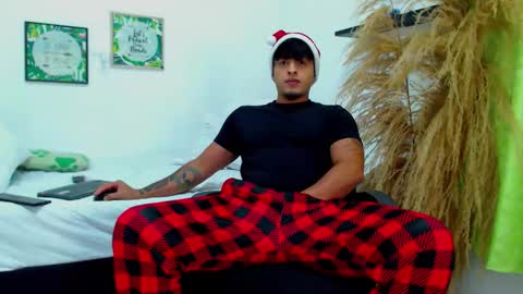 Snapshot of tommy_hotguy chatting on December 14, 2:17 am tommy online show from December 14, 2:17 am