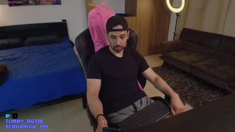 Snapshot of tommy_raym0ndg chatting on April 22, 3:53 am tommy_raym0ndg online show from April 22, 3:53 am