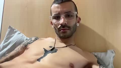 Snapshot of tommydesirex chatting on April 28, 10:48 pm TOMMYDESIREX online show from April 28, 10:48 pm
